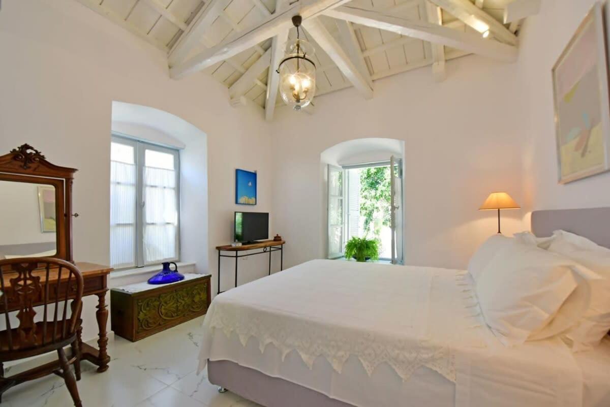 A Sea-licious Vacation - Chic & Style In Hydra Tatil Evi İdra