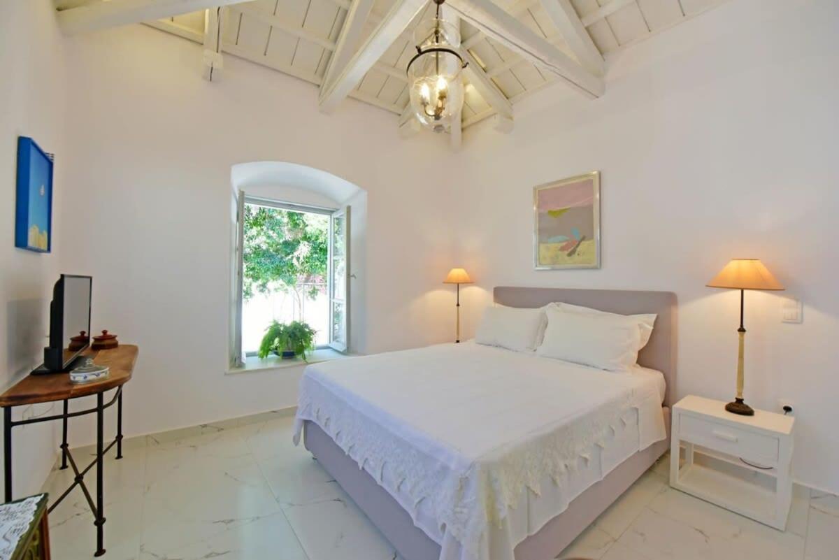 A Sea-licious Vacation - Chic & Style In Hydra