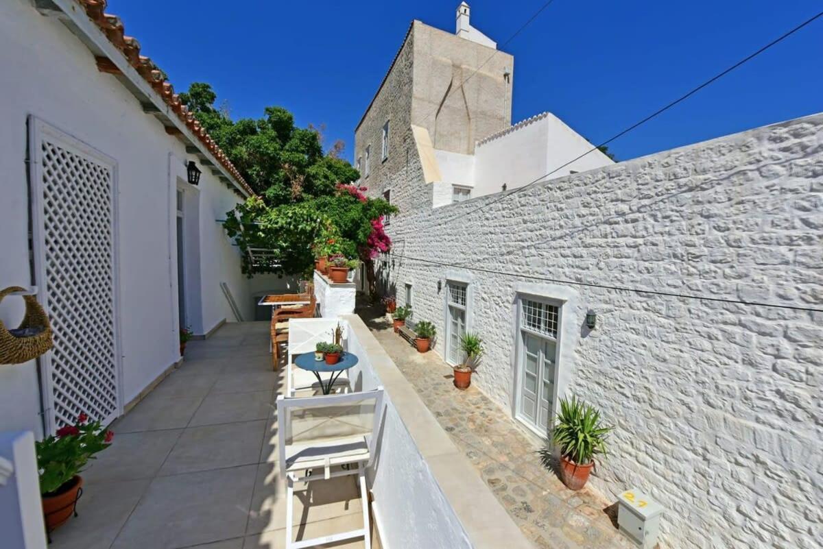 A Sea-licious Vacation - Chic & Style In Hydra